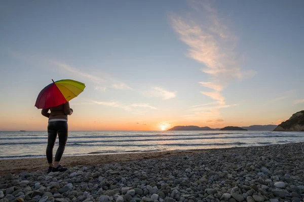 Dívka Deštníkem Pláži Západem Slunce — Stock fotografie
