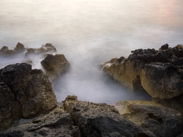 Sonnenuntergang Mit Wellen Die Auf Das Felsige Ufer Krachen — Stockfoto