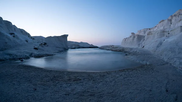 ดวงอาท ตกท ชายหาด Sarakiniko ในเกาะ Milos Cyclades — ภาพถ่ายสต็อก
