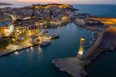 RETHIMNO - GREECE, 26 Ekim 2019: Girit 'teki Rethymno şehrinin hava görüntüsü öğleden sonra geç saatlerde aydınlandı
