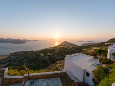 Milos adasındaki geleneksel köy Plaka, Kiklad, Yunanistan