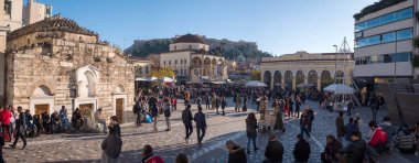 ATENS - GREECE, HAZİRAN 5, 2018: Atina 'daki manastır meydanı öğleden sonra kalabalıklaştı 