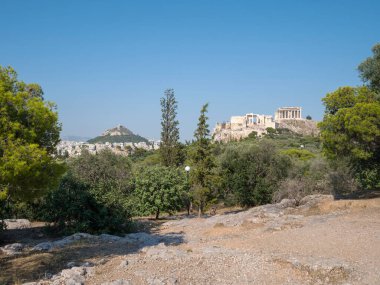 Yunanistan 'ın Atina kentindeki Pnyx kentinden Parthenon tapınağı ve Akropolis tepesi manzarası