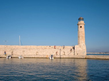 RETHYMNO - GREECE, 26 EKİM 2019: Öğleden sonra geç saatlerde Venedik 'in eski Rethymno limanı