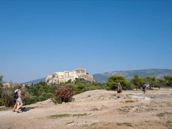 アテネ ギリシャ 2018年6月22日 ギリシャのアテネにあるアクロポリスの丘を望むPnyx丘の観光客 — ストック写真