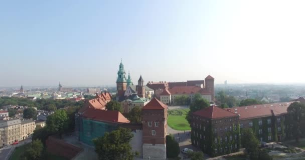 Luchtfoto Wawel kasteel, Wisle, Polen, zijaanzicht schot — Stockvideo