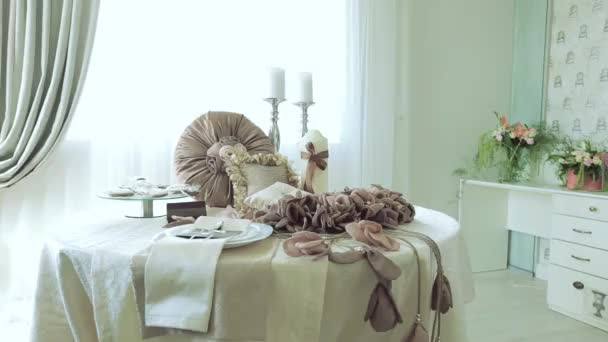 Esküvői dekoráció az asztalon, barna vázlat — Stock videók