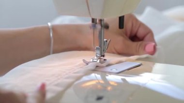 Dikiş makinesi çalışmalarını Close-Up