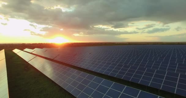 Paneles solares aéreos en un campo en un día soleado — Vídeos de Stock