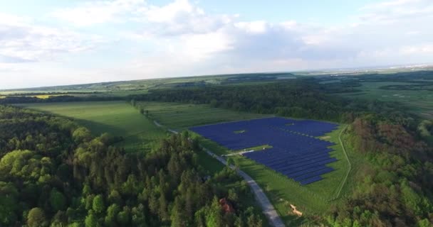 Paneles solares en un campo, aéreo — Vídeo de stock