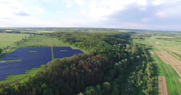 Panele słoneczne w widoku pola, góry — Wideo stockowe