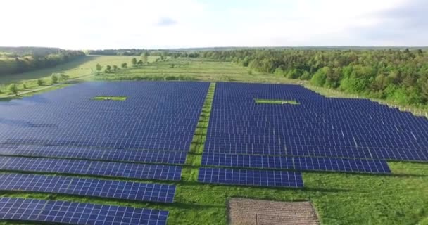 Luchtfoto zonnepanelen in een veld op een zonnige dag — Stockvideo