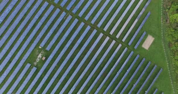 Powietrzne kolektory słoneczne w polu w słoneczny dzień, widok z góry — Wideo stockowe