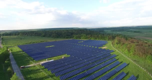 Paneles solares aéreos en un campo en un día soleado, panorama — Vídeo de stock