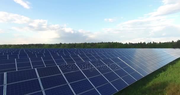 Zonne-energiecentrale op het gebied — Stockvideo