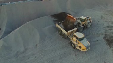 Granit veya cevheri damperli kamyon, açık döküm, üst viewe içine yükleme Ekskavatör