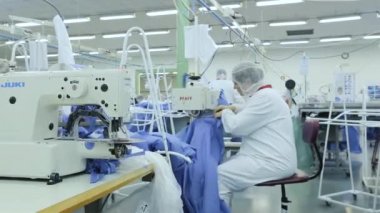 bir kadın bir laboratuar önlüğü, ortalama planı dikiş