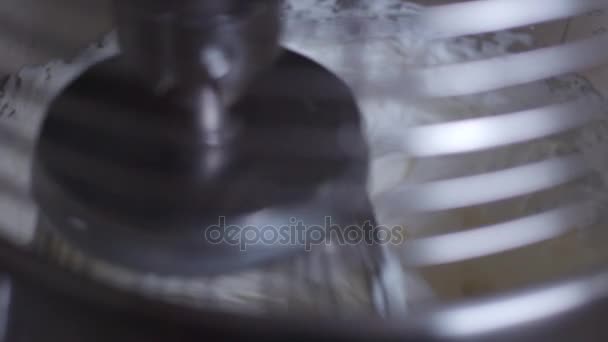 Miksowanie śmietany w mieszanie maszyny, szczegół — Wideo stockowe
