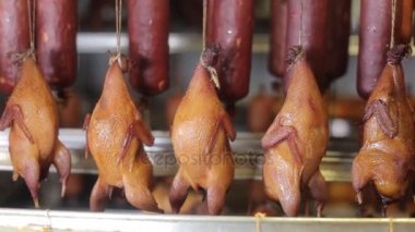 Salam ve tavuk, ipleri buzdolabında tarafından askıya sopa.