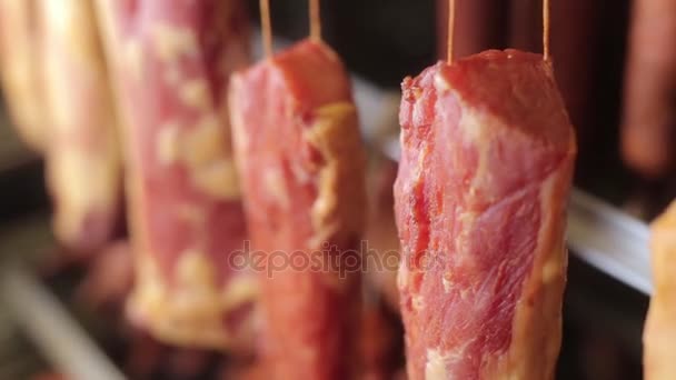 Свинина висит в холодильнике, крупным планом — стоковое видео