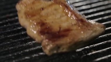 bir parça ızgara domuz eti açın