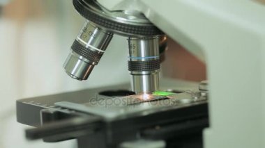 modern laboratuvar mikroskop Close-Up