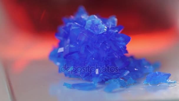 Сульфатные кристаллы с красным свечением — стоковое видео