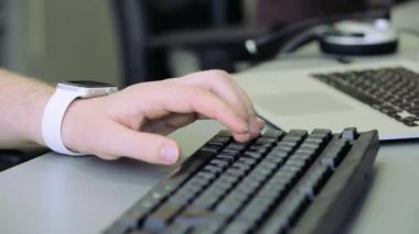 bilgisayar üzerinde çalışan programcı siyah klavye