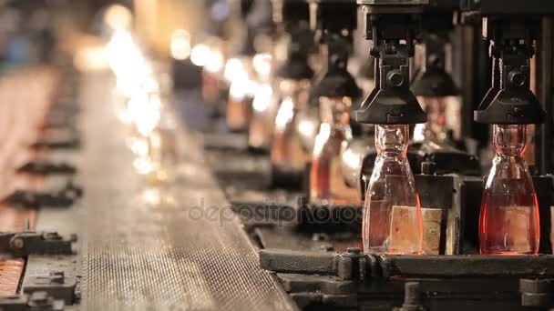 Виробництво пляшок за середнім планом заводу — стокове відео