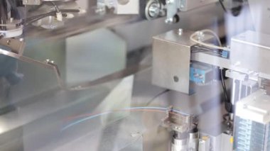 makine yalıtım teller çeker.