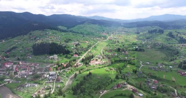 Vista superior de uma aldeia nas montanhas dos Cárpatos — Vídeo de Stock