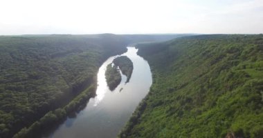 Havadan görünümü Yin ve Yang Adaları Dnister Nehri üzerinde. Kanyon, Ukrayna.