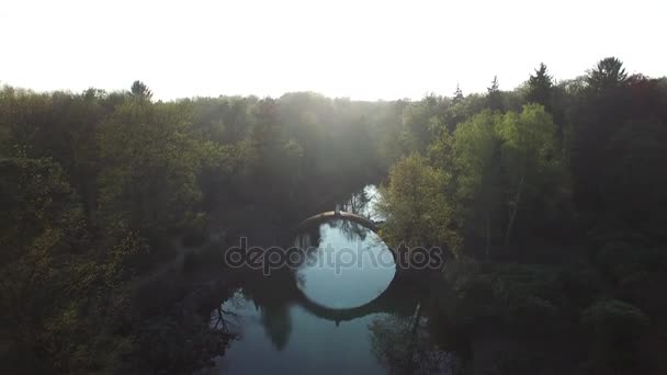 Arco iris sobre el puente de los demonios en el parque Kromlau, Alemania, vista superior — Vídeos de Stock