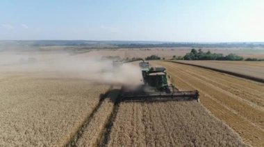 Birleştirmek kırpma traktör alanında yükler