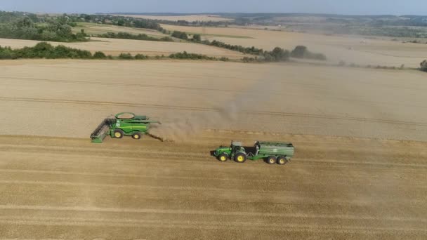 Het combineren werkt in het veld, het uitzicht vanaf de kant — Stockvideo