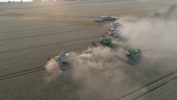 Macchinari che lavorano sul campo, primo piano — Video Stock