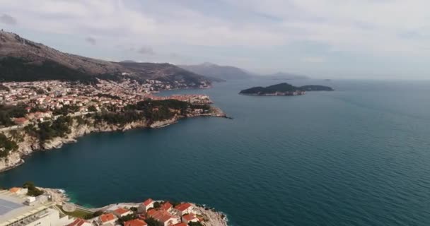 Πανόραμα της ακτής της Κροατίας σχετικά με το μπλε του ουρανού — Αρχείο Βίντεο