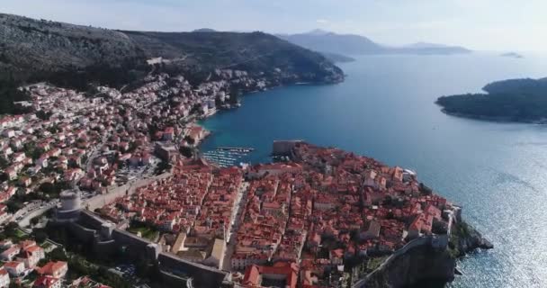 Ein panorama der kroatischen stadt dubrovnik von oben — Stockvideo