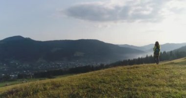 fotoğraf makinesini kızdan dağ yamaçlarında tutun.