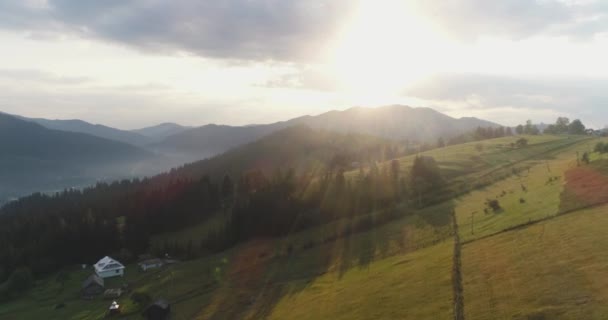 Maravilloso amanecer en las montañas Cárpatos — Vídeo de stock