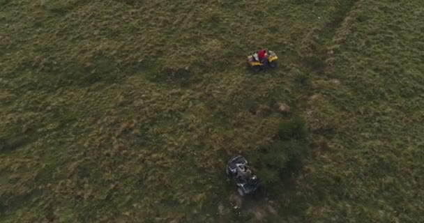 Aero atirando em uma moto quad nas montanhas — Vídeo de Stock