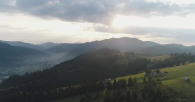 Gündoğumu muhteşem bir manzara dağlarda, hava