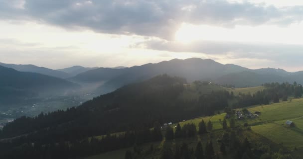Un magnífico paisaje de amanecer en las montañas, aéreo — Vídeos de Stock