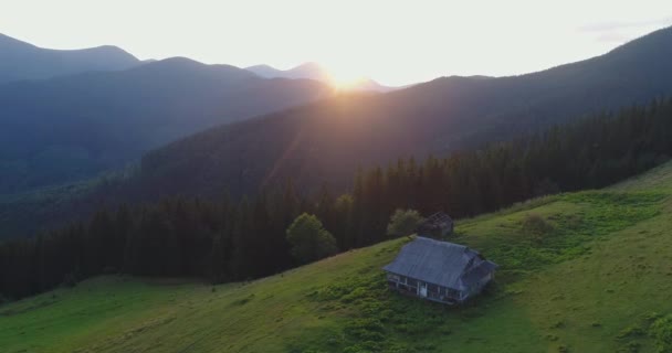 Casas velhas em um topo de montanha — Vídeo de Stock