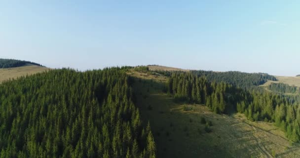 Voo sobre os vales da montanha — Vídeo de Stock