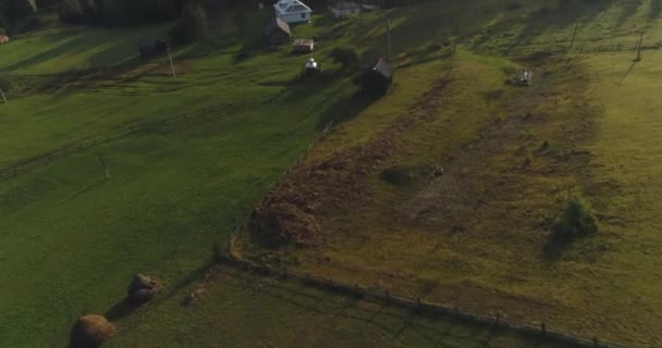 Vuelo matutino por montañas — Vídeo de stock