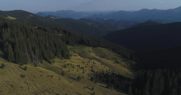 Uma vista magnífica das montanhas a partir da altura do olho dos pássaros — Vídeo de Stock