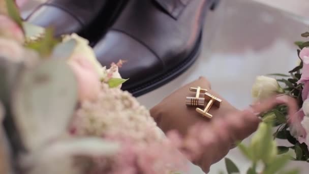 Mans bruiloft decoratie, manchetknopen — Stockvideo