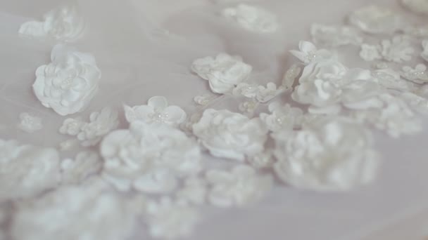 精美的白色花绣在婚纱上 — 图库视频影像