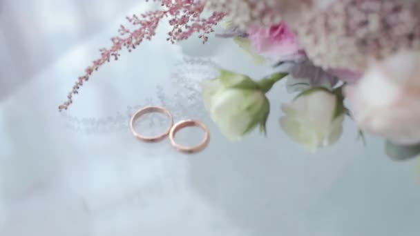 Wedding rings on a white table — Stock Video